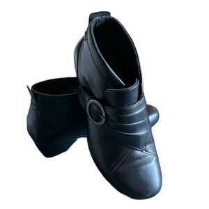 Aravon Peggy Waterproof Black Ankle Bootie   Size 9W